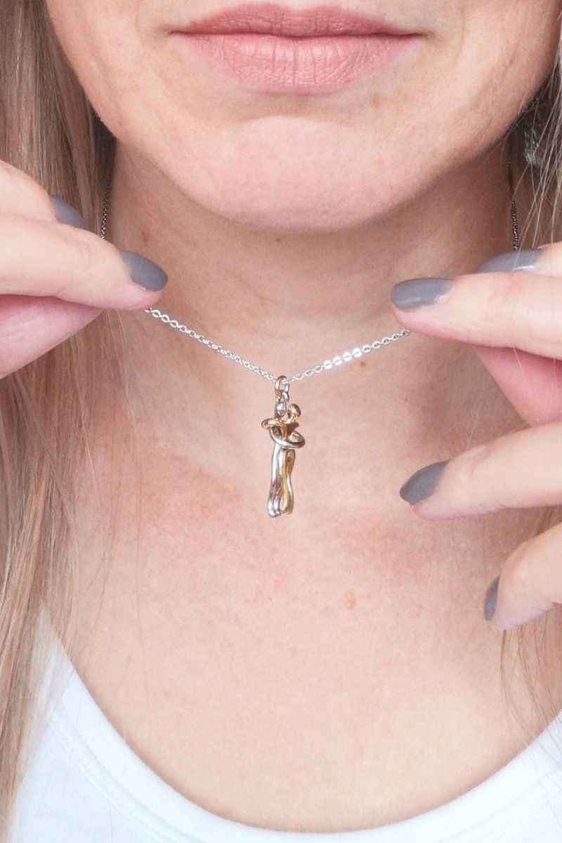 ABRAZO DE AMOR / EL COLLAR INFINITO