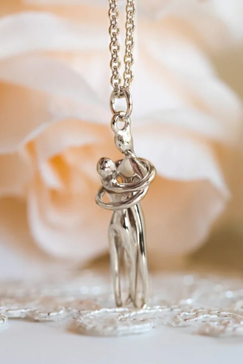 ABRAZO DE AMOR / EL COLLAR INFINITO